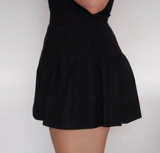 Falda corta plisada negra