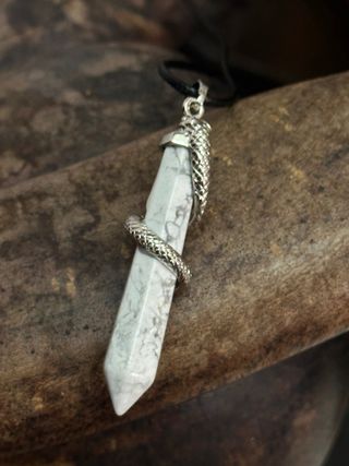 Ciondolo howlite serpente