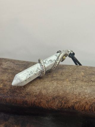 Ciondolo howlite serpente