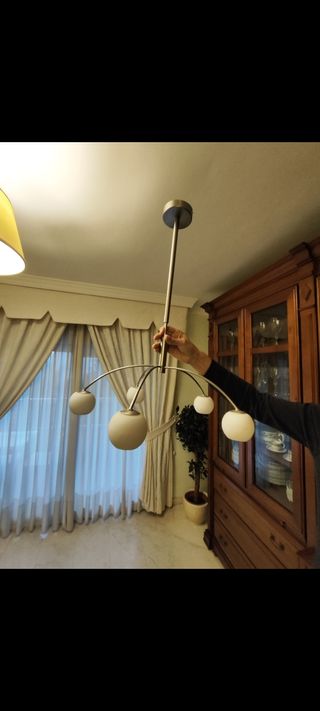 Lámpara  de techo de diseño. Da mucha luz.