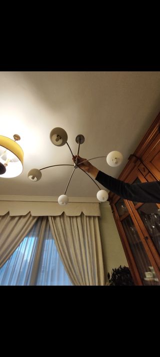 Lámpara  de techo de diseño. Da mucha luz.