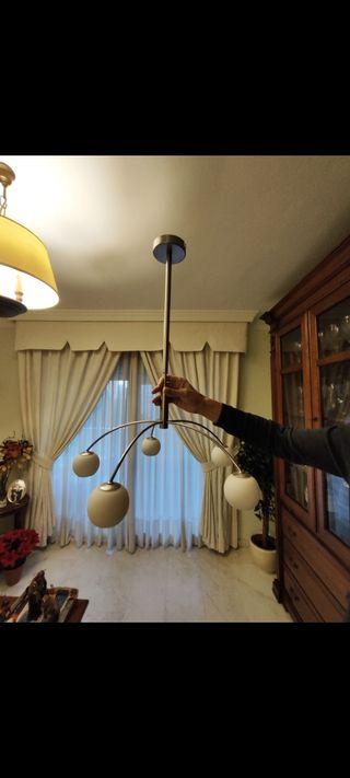 Lámpara  de techo de diseño. Da mucha luz.