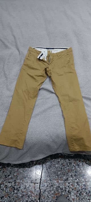 Varios pantalones chinos Zara y TEX