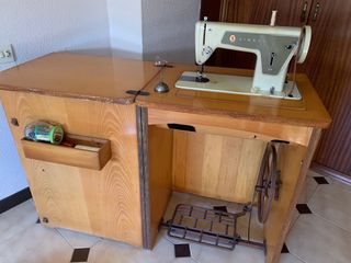 Antigua máquina coser Singer en mueble clásico 80