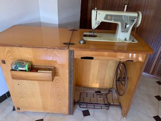 Antigua máquina coser Singer en mueble clásico 80