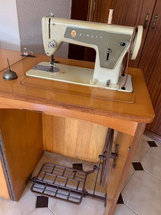 Antigua máquina coser Singer en mueble clásico 80