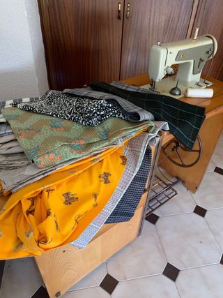 Antigua máquina coser Singer en mueble clásico 80