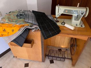 Antigua máquina coser Singer en mueble clásico 80