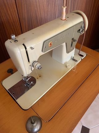 Antigua máquina coser Singer en mueble clásico 80