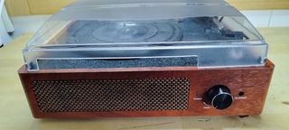 Toca discos estilo retro.