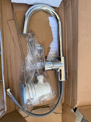 Grifo lavabo caño giratorio Victoria Plus de Roca