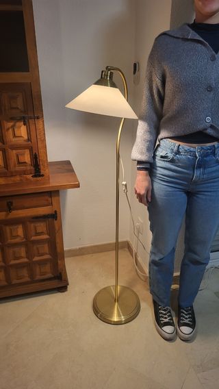 Lámpara de pie con diseño elegante