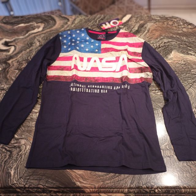 Camiseta de la NASA negra de manga larga