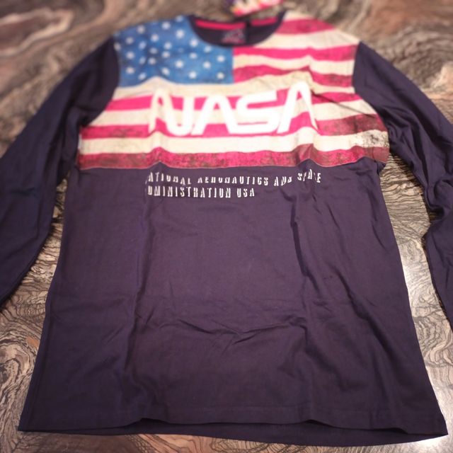 Camiseta de la NASA negra de manga larga