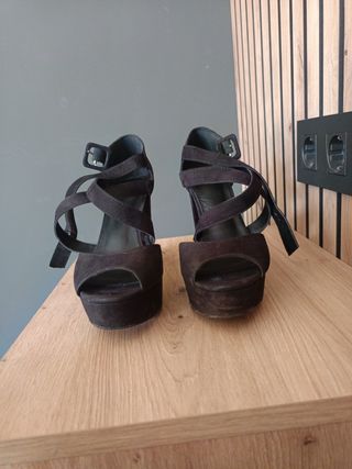 Tacones negros