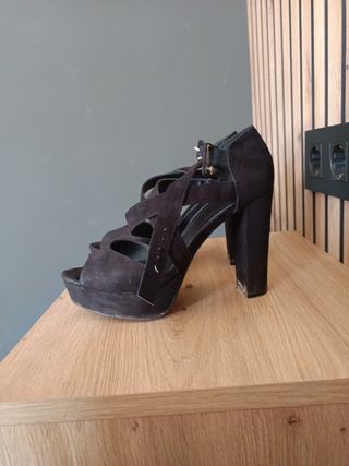 Tacones negros