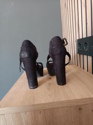 Tacones negros