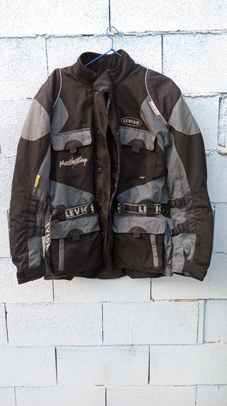 Chaqueta de moto con protecciones