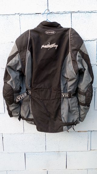 Chaqueta de moto con protecciones