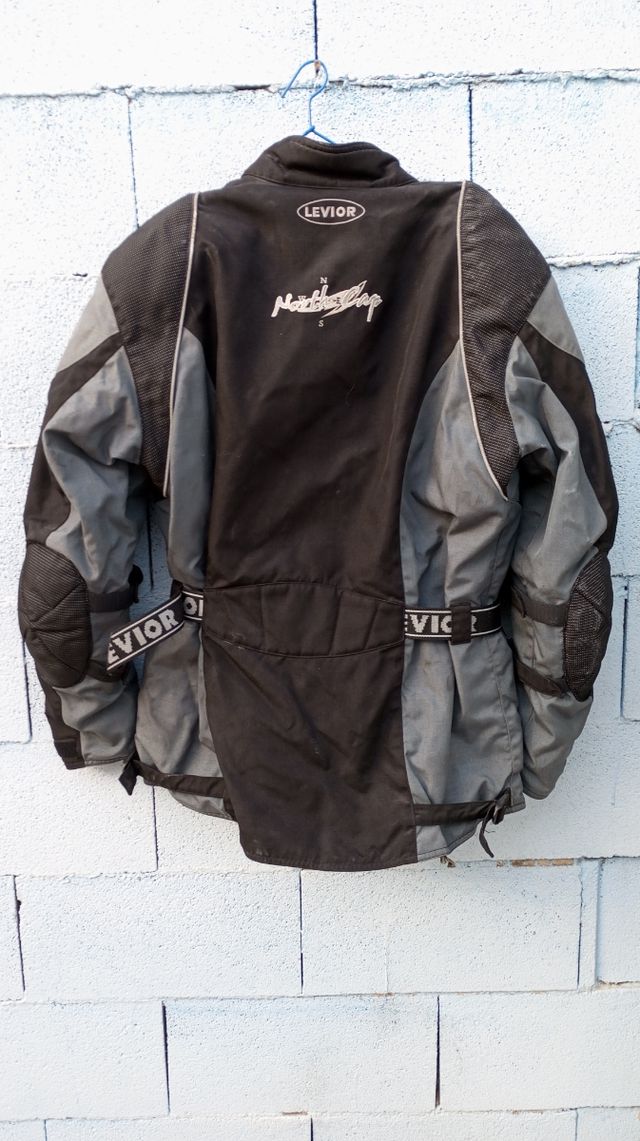 Chaqueta de moto con protecciones