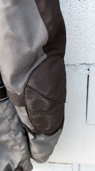 Chaqueta de moto con protecciones