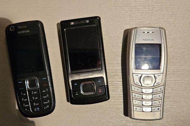 Cellulari e cavi per collezionsti