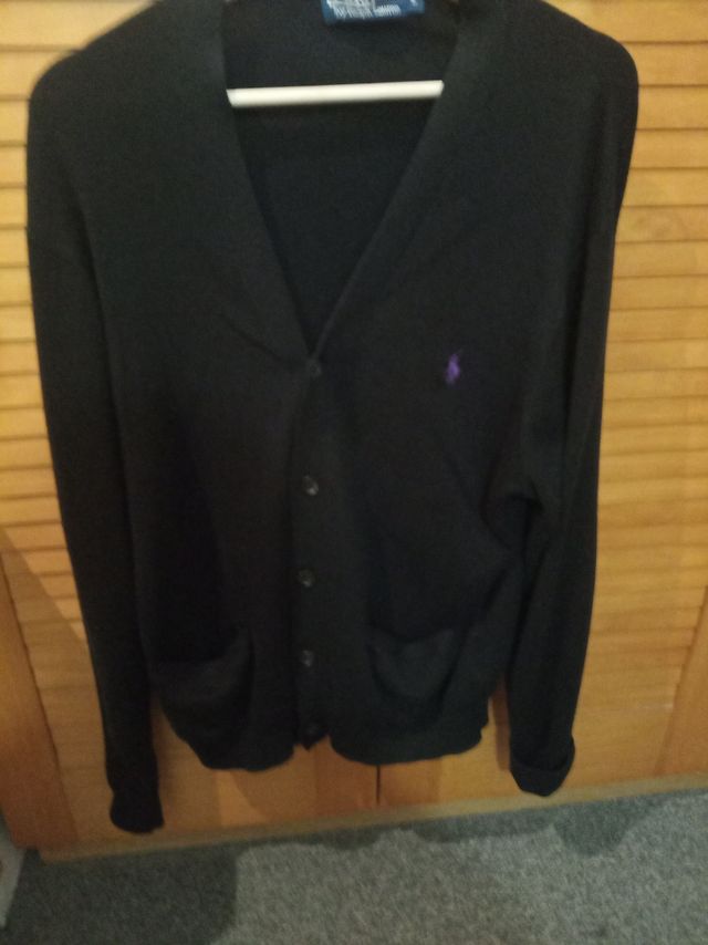 Chaqueta marca Polo para hombre con botonadura.