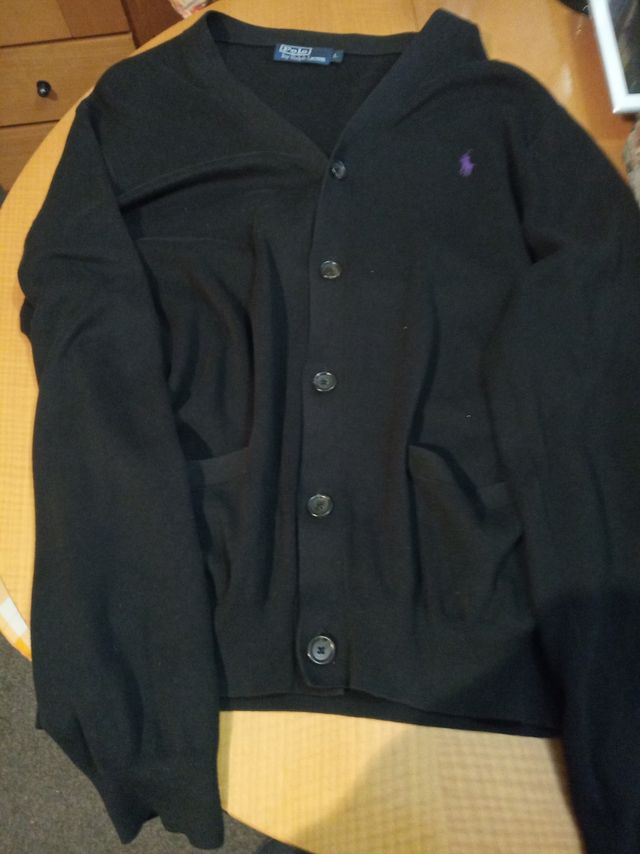 Chaqueta marca Polo para hombre con botonadura.