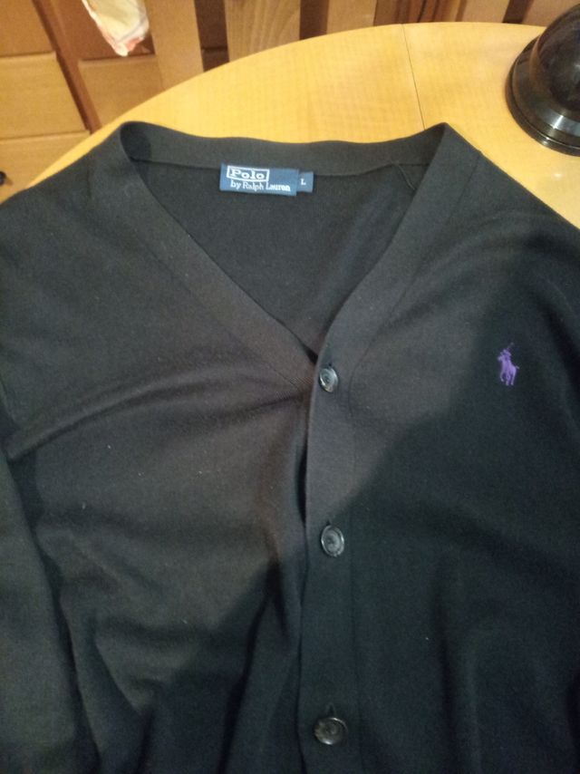 Chaqueta marca Polo para hombre con botonadura.