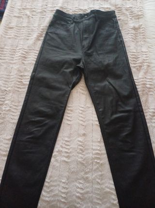 Pantalón efecto cuero