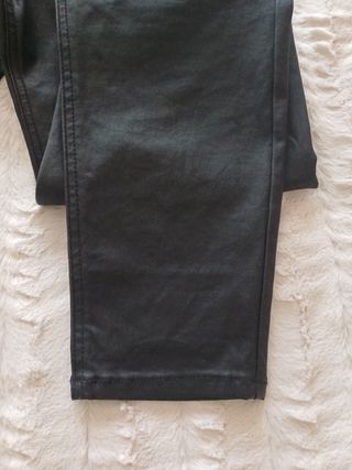 Pantalón efecto cuero
