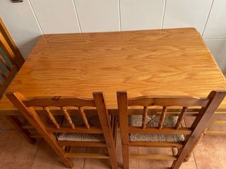 Mesa y sillas de madera