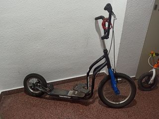 Patinete ruedas grandes.