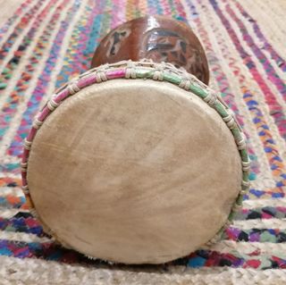 Djembé africano original hecho de madera y piel
