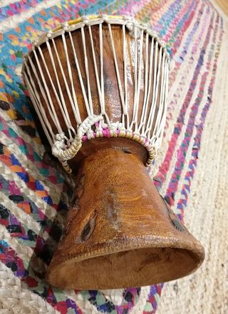 Djembé africano original hecho de madera y piel