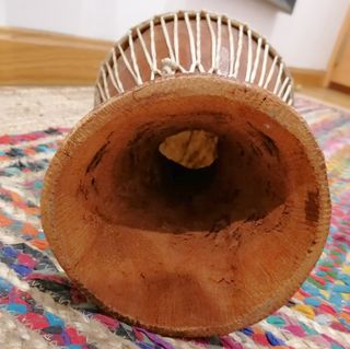 Djembé africano original hecho de madera y piel