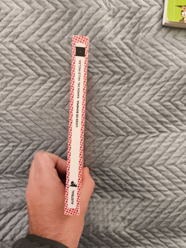 Luces de Bohemia: Esperpento. Edición de Alonso Zamora Vicente. Guía de lectura y glosario de Joaquín del Valle-Inclán (Spanish Edition)