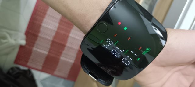 Misuratore pressione sanguigna da polso