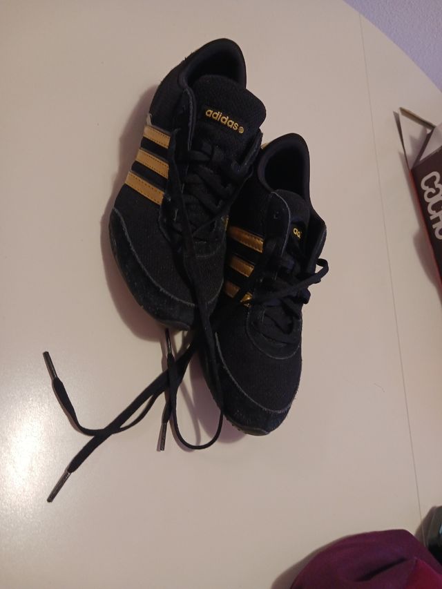 Zapatillas adidas paseo negro dorado 