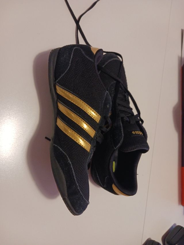 Zapatillas adidas paseo negro dorado 