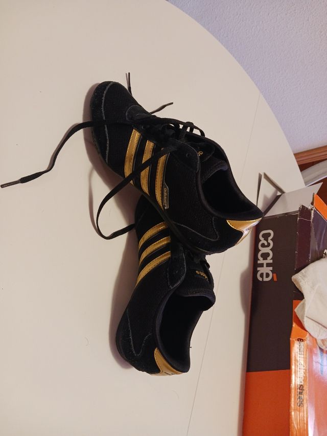 Zapatillas adidas paseo negro dorado 