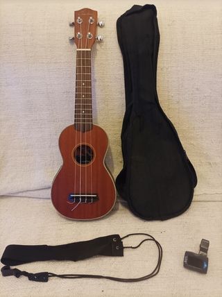 Ukelele soprano electrificado con funda y correa