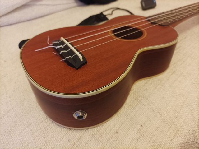 Ukelele soprano electrificado con funda y correa