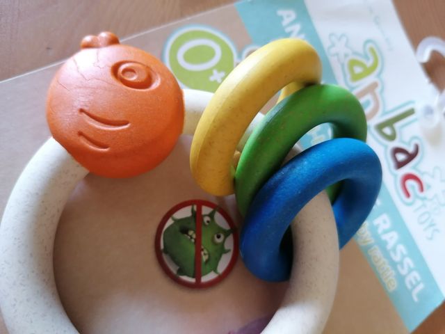 ANBAC. Sonajero eco-bacteriano multicolor.