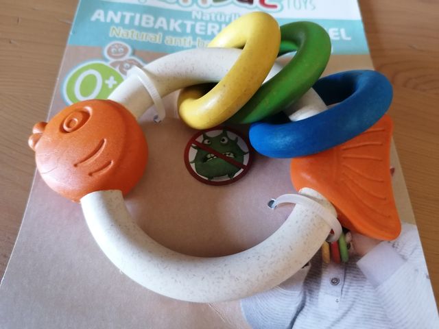 ANBAC. Sonajero eco-bacteriano multicolor.