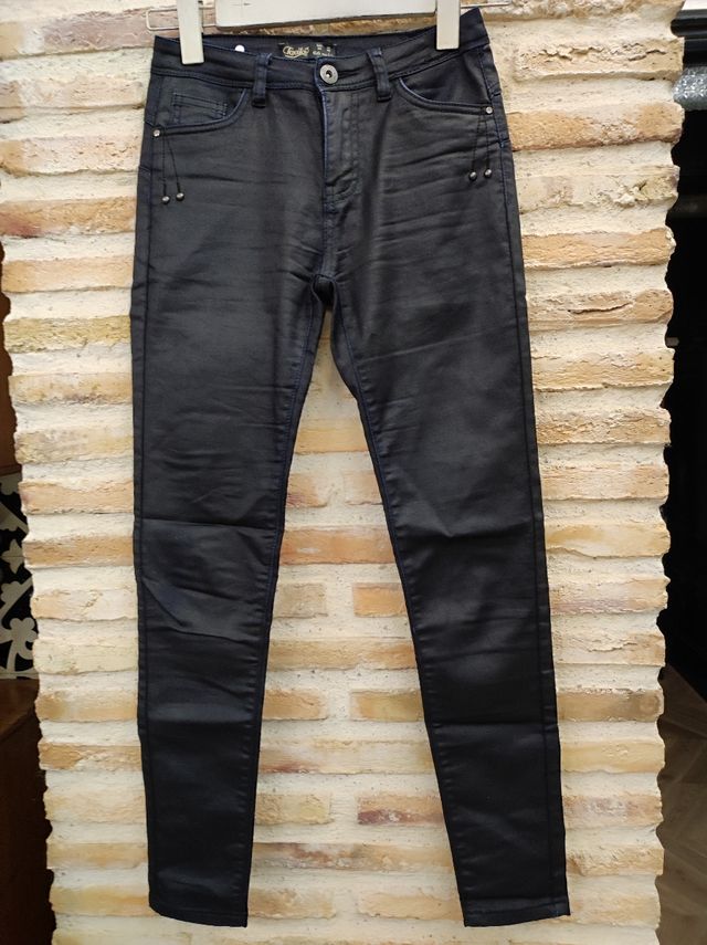 Pantalón encerado pitillo negro