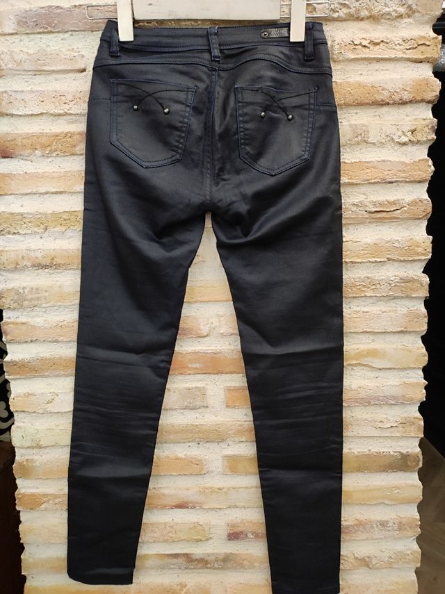 Pantalón encerado pitillo negro