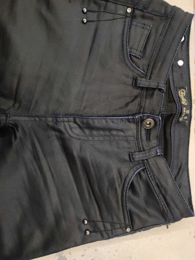 Pantalón encerado pitillo negro