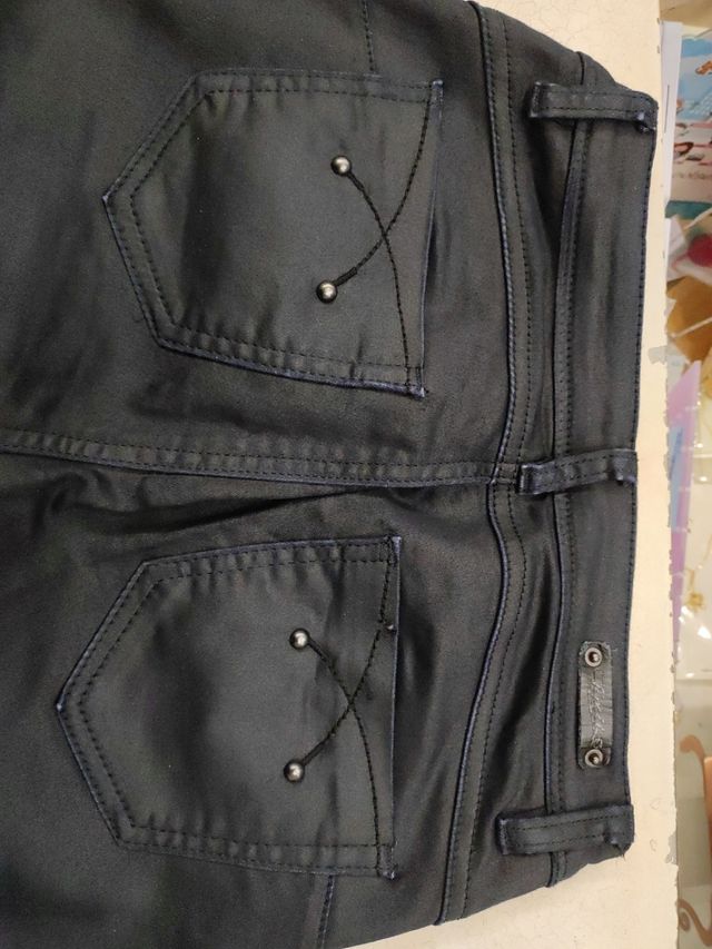 Pantalón encerado pitillo negro