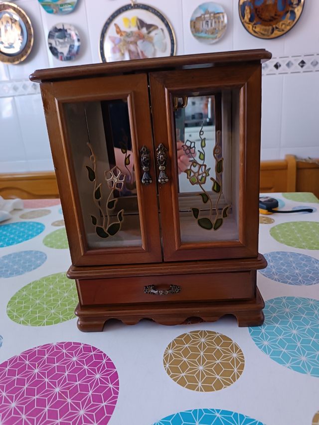 Precioso joyero con forma de armario